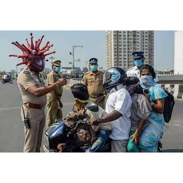 Heboh! Polisi India Pakai Helm Covid-19 Untuk Menakut-nakuti Warga yang Keluar Rumah!