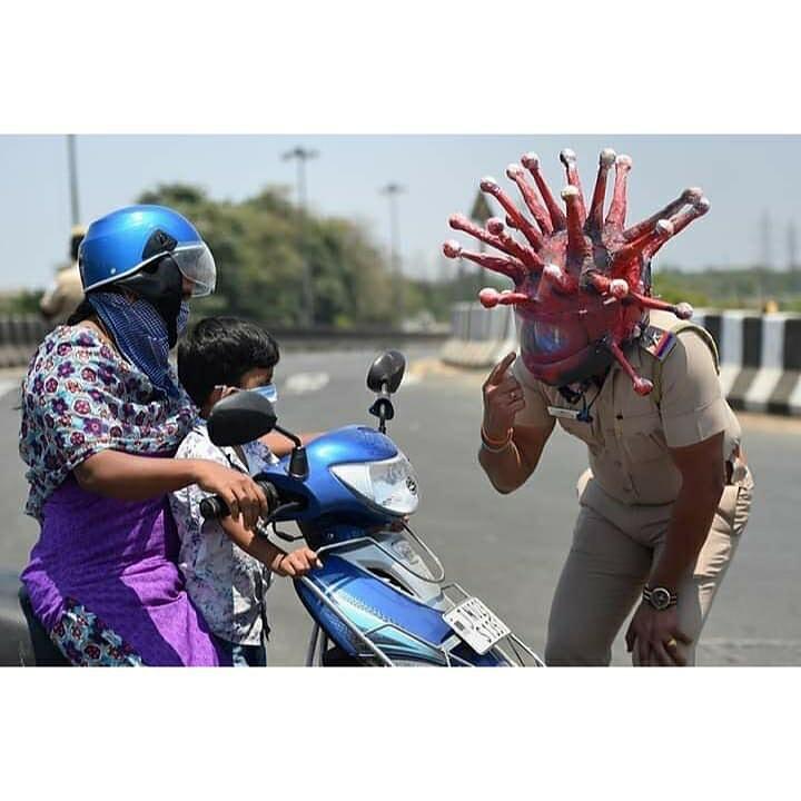 Heboh! Polisi India Pakai Helm Covid-19 Untuk Menakut-nakuti Warga yang Keluar Rumah!