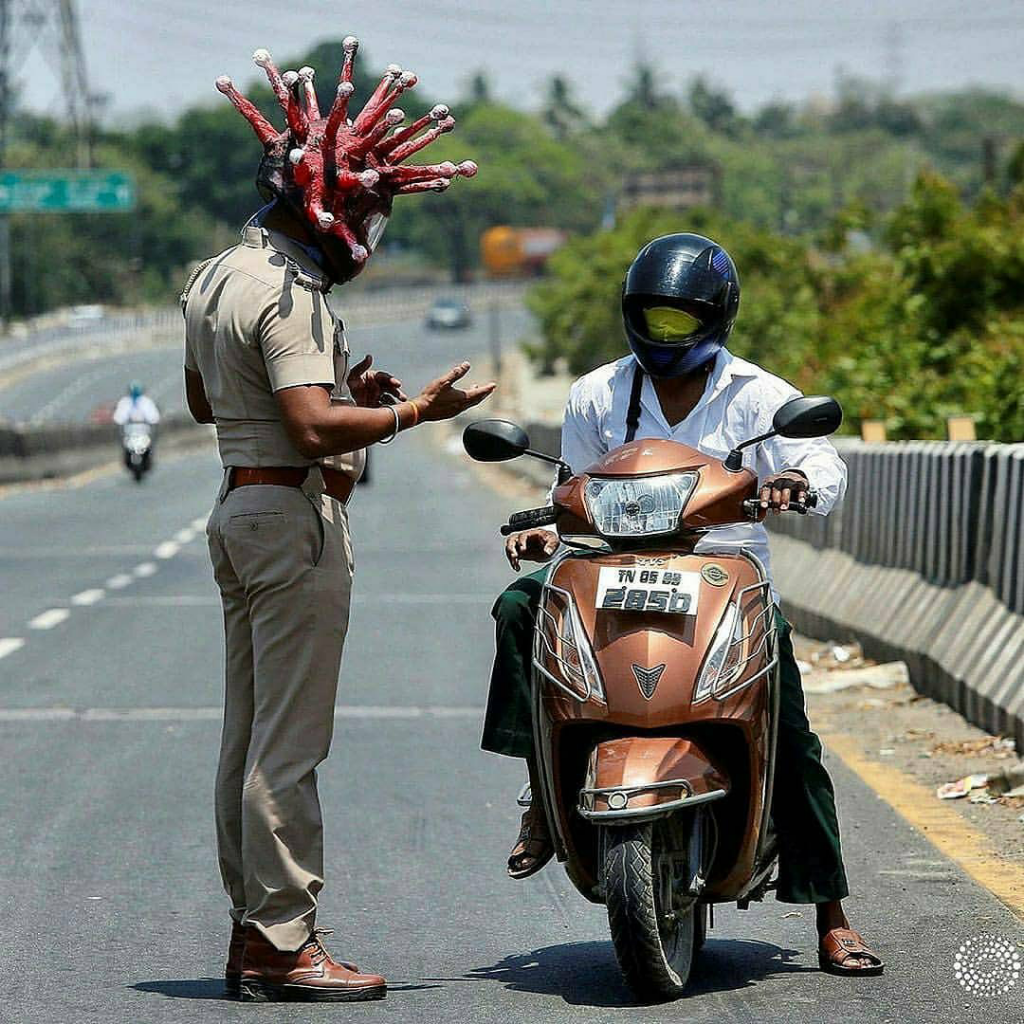 Heboh! Polisi India Pakai Helm Covid-19 Untuk Menakut-nakuti Warga yang Keluar Rumah!