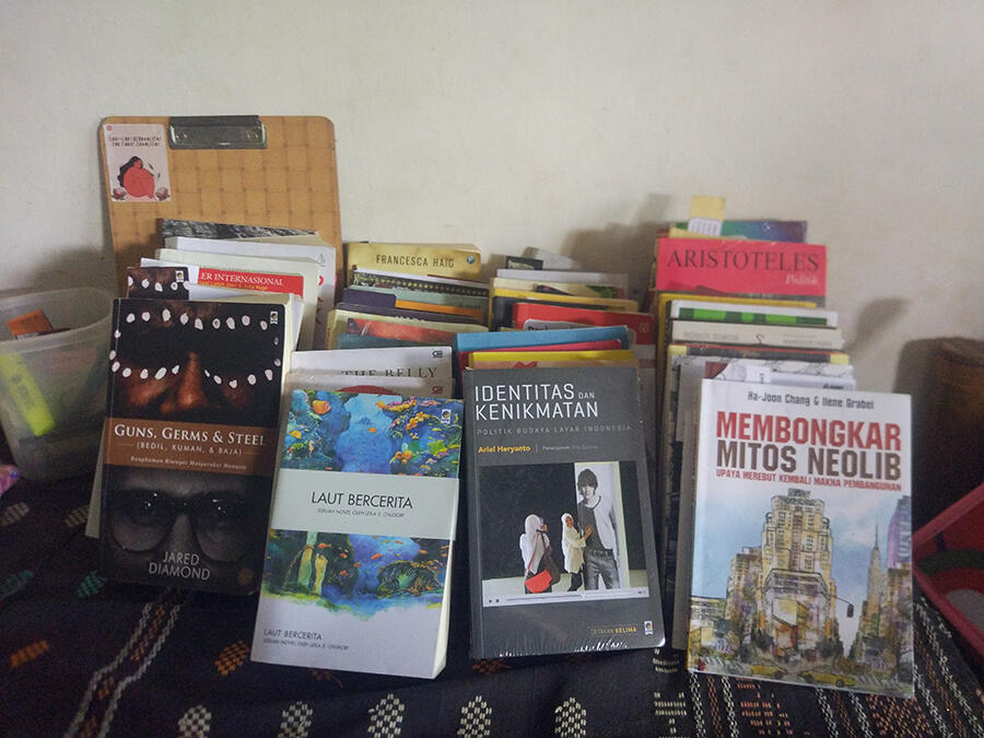 #MumpungDiRumah Ayo Sikat Habis Buku-buku yang Tertimbun!