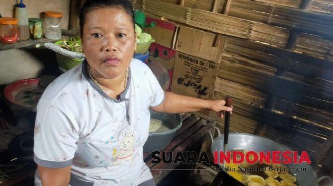 Tak Gentar Corona, Ibu Penjual Rujak: Saya Lebih Takut Anak Kelaparan!