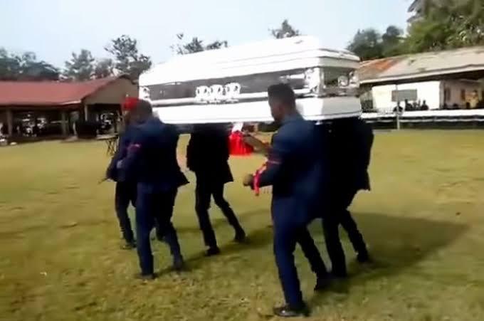 Famadihana, Sekedar Meme atau Menghormati Tradisi?