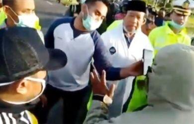 Jenazah Ditolak Warga, Bupati Banyumas Gali Kubur Korban Corona

