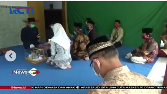 Mencegah Virus Covid-19, Ijab Kabul Ini Gunakan Tali Sebagai Ganti Jabat Tangan!