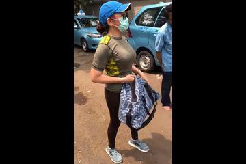 Dari Wanita Seksi Hingga Kakek Bersedan Sport Bagi-Bagi Duit Di Tengah Wabah Corona