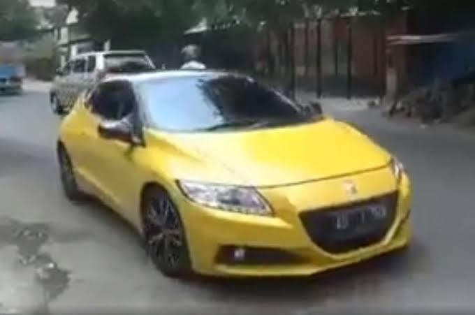 Dari Wanita Seksi Hingga Kakek Bersedan Sport Bagi-Bagi Duit Di Tengah Wabah Corona