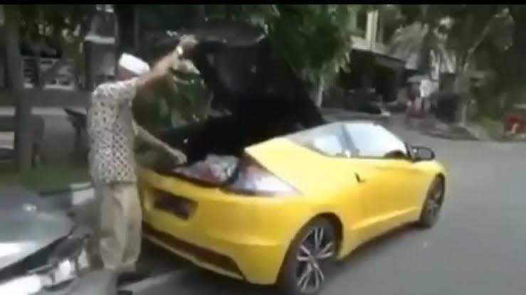 Dari Wanita Seksi Hingga Kakek Bersedan Sport Bagi-Bagi Duit Di Tengah Wabah Corona