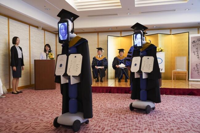 Buat Wisuda Tetap Aman Dari Corona, Jepang Wisudakan Mahasiswanya Pakai Robot