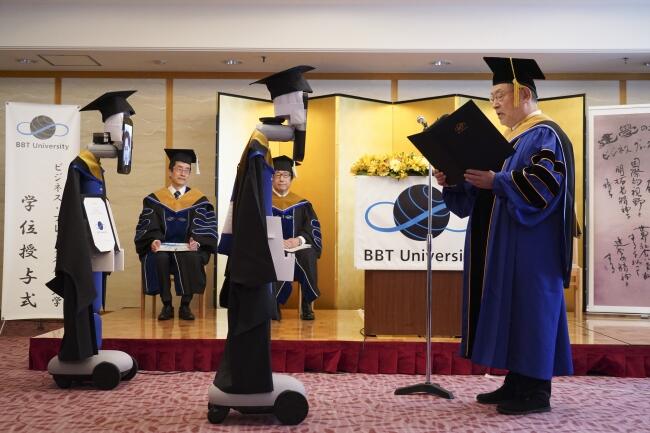 Buat Wisuda Tetap Aman Dari Corona, Jepang Wisudakan Mahasiswanya Pakai Robot