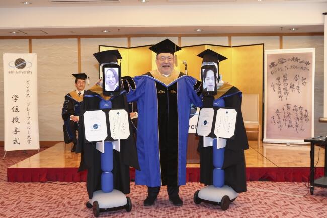 Akibat Corona, Wisuda di Jepang Diwakilkan Robot! 5 Potretnya Bikin Iri Hati