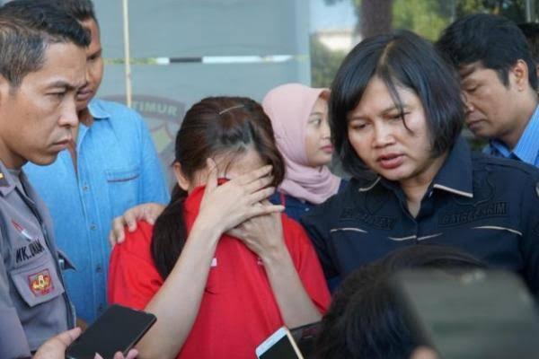 Di Tengah Corona, Kok Tega Suami Ini Jual Istri Untuk Layanan Threesome.
