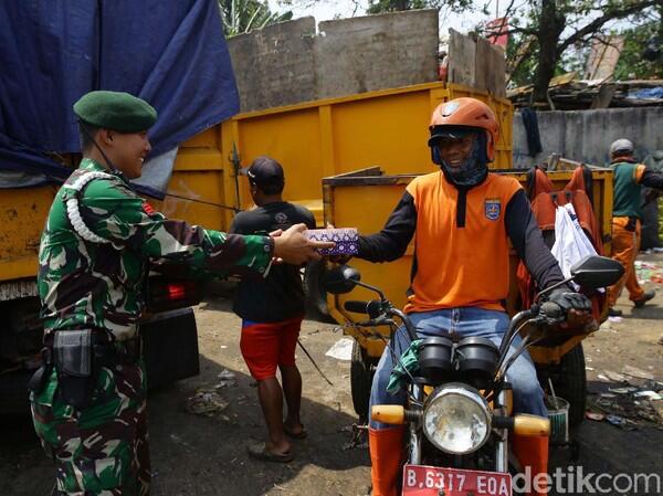 Viral Reaksi Pria Pengangkut Sampah Saat Diberi Nasi Bungkus, Buat Tertampar