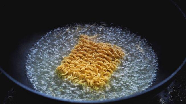 Makan Indomie Goreng Pakai Kopi Serbuk, Berani Coba di Rumah?