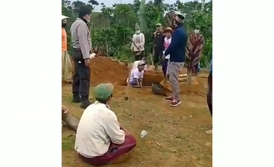 Jangan Ditolak, Cara Masyarakat Sekincau Ini Lebih Memanusiakan Korban Corona!