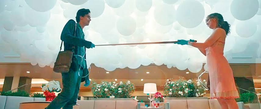 Mungkinkah Sinyal Datangnya Covid-19 Telah Dibaca oleh Penulis Five Feet Apart?