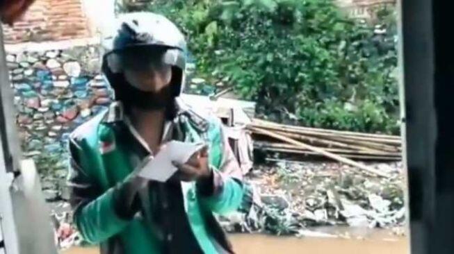 Kelar Antar Makanan, Driver Ojol Malah Mewek Dapat 'Surat Cinta'