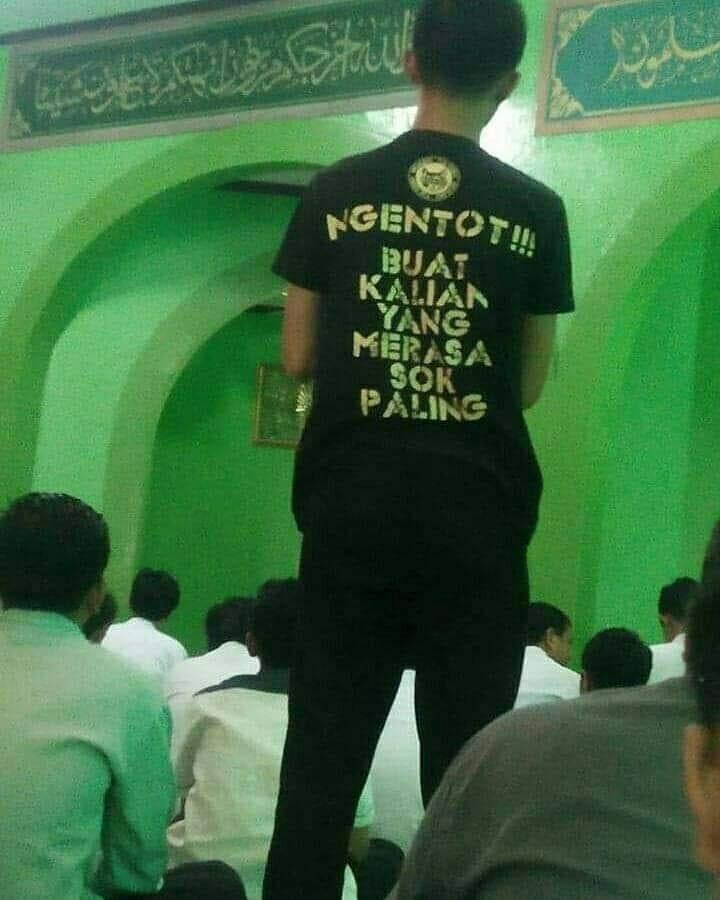 10 Pakaian Orang-Orang Ini Ketika Sholat, Malah Bikin Gagal Khusyuk Sholat Kita