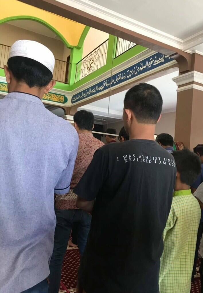 10 Pakaian Orang-Orang Ini Ketika Sholat, Malah Bikin Gagal Khusyuk Sholat Kita
