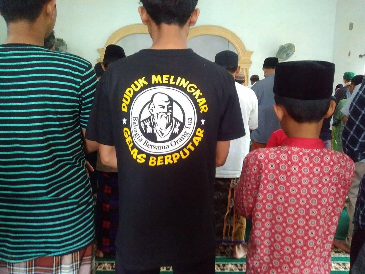 10 Pakaian Orang-Orang Ini Ketika Sholat, Malah Bikin Gagal Khusyuk Sholat Kita