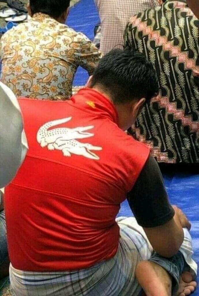10 Pakaian Orang-Orang Ini Ketika Sholat, Malah Bikin Gagal Khusyuk Sholat Kita