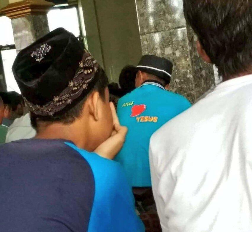10 Pakaian Orang-Orang Ini Ketika Sholat, Malah Bikin Gagal Khusyuk Sholat Kita