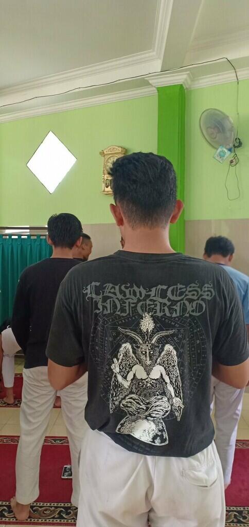 10 Pakaian Orang-Orang Ini Ketika Sholat, Malah Bikin Gagal Khusyuk Sholat Kita