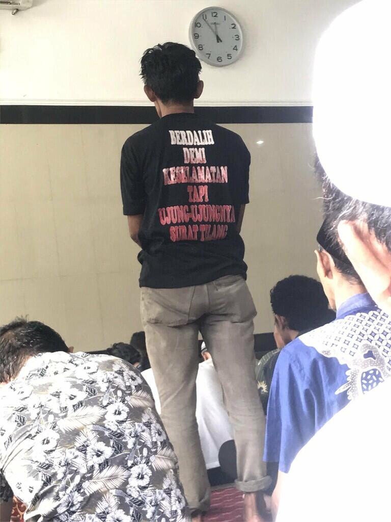 10 Pakaian Orang-Orang Ini Ketika Sholat, Malah Bikin Gagal Khusyuk Sholat Kita