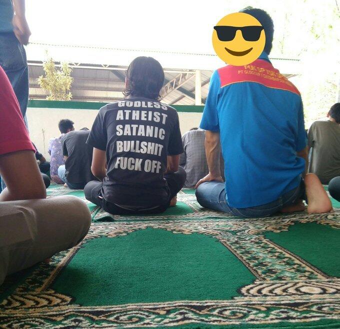 10 Pakaian Orang-Orang Ini Ketika Sholat, Malah Bikin Gagal Khusyuk Sholat Kita