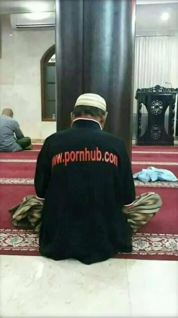 10 Pakaian Orang-Orang Ini Ketika Sholat, Malah Bikin Gagal Khusyuk Sholat Kita