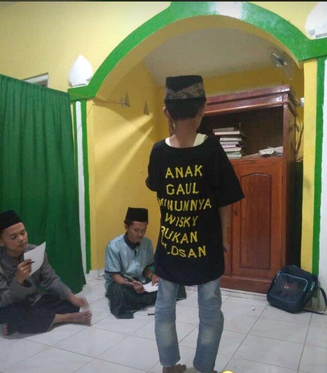 10 Pakaian Orang-Orang Ini Ketika Sholat, Malah Bikin Gagal Khusyuk Sholat Kita