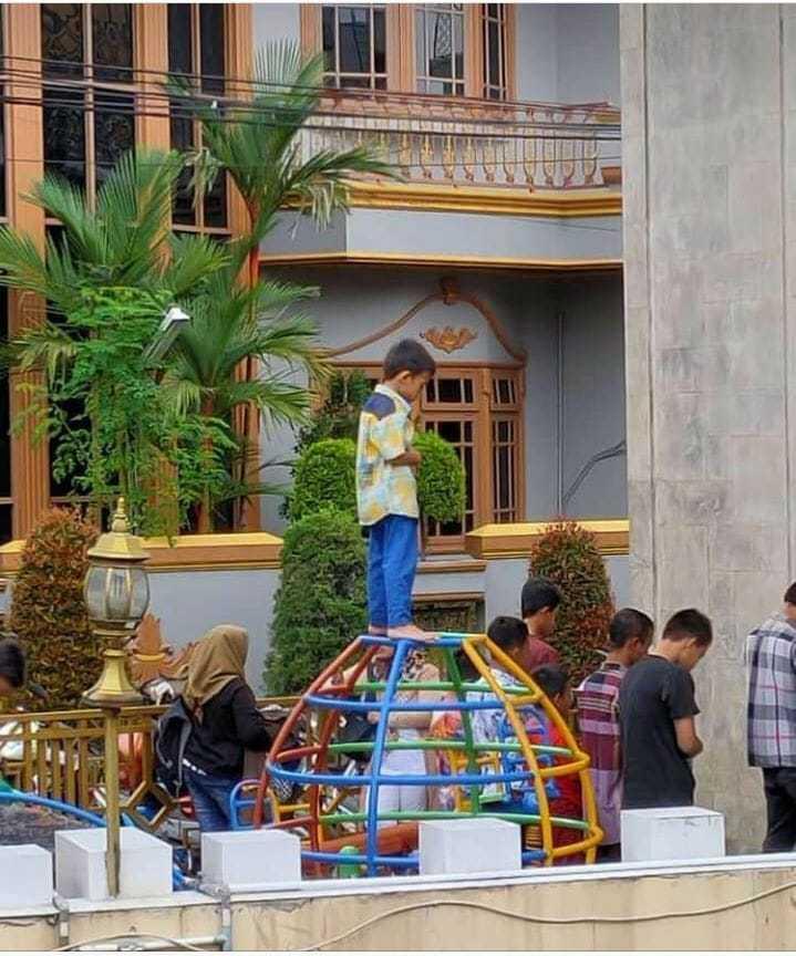10 Pakaian Orang-Orang Ini Ketika Sholat, Malah Bikin Gagal Khusyuk Sholat Kita