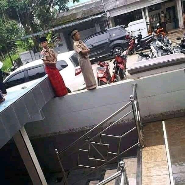 10 Pakaian Orang-Orang Ini Ketika Sholat, Malah Bikin Gagal Khusyuk Sholat Kita