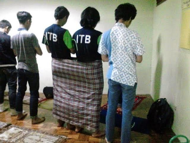 10 Pakaian Orang-Orang Ini Ketika Sholat, Malah Bikin Gagal Khusyuk Sholat Kita