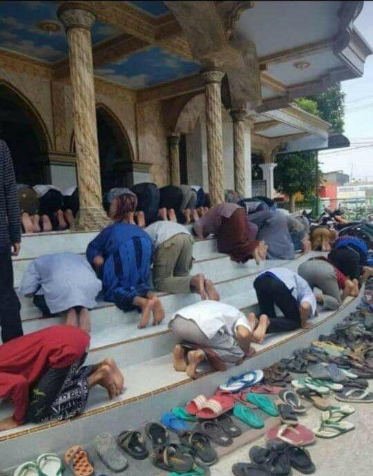 10 Pakaian Orang-Orang Ini Ketika Sholat, Malah Bikin Gagal Khusyuk Sholat Kita