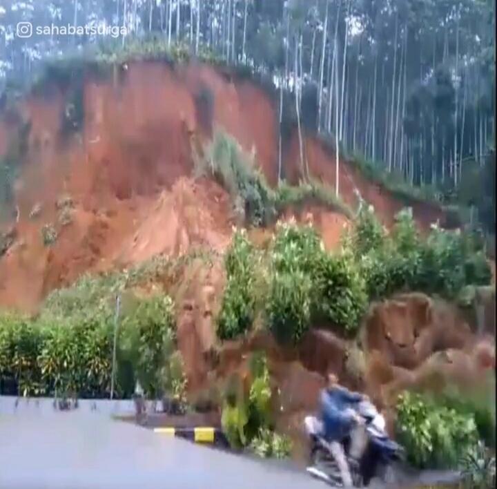 Mengerikan! Detik Terjadinya Tanah Longsor, Satu Pengendara Motor Nyaris Tertimbun!