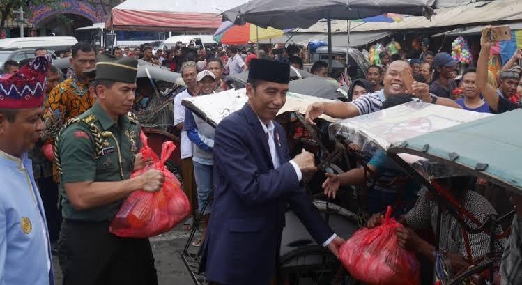 Bagi-Bagi Sembako Ala Presiden, Kok Malah Dikecam Sih?