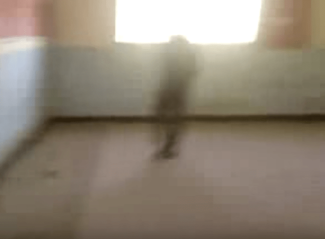 Video Penampakan HANTU 'Tanpa Kepala' Di Bekas Sekolahan Yang Terlihat Jelas