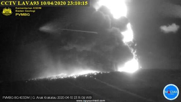 Info: Gunung Anak Krakatau Meletus Malam Tadi