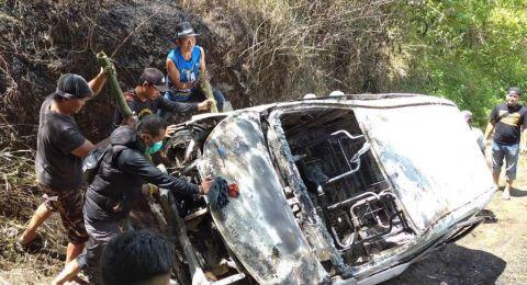 Sopir Taksi Online Ugal-ugalan Sundul Pemotor, Mobilnya Dibakar Massa
