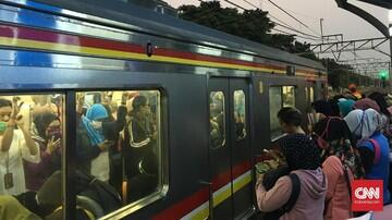 KRL Dibatasi, Penumpang Menumpuk di Stasiun Bogor