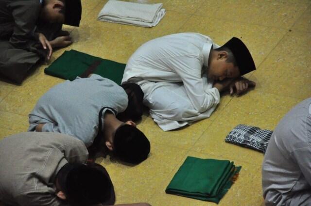 Kehidupan Santri di Pesantren yang Akan Membuat Kalian Ngakak Sekaligus Terharu!