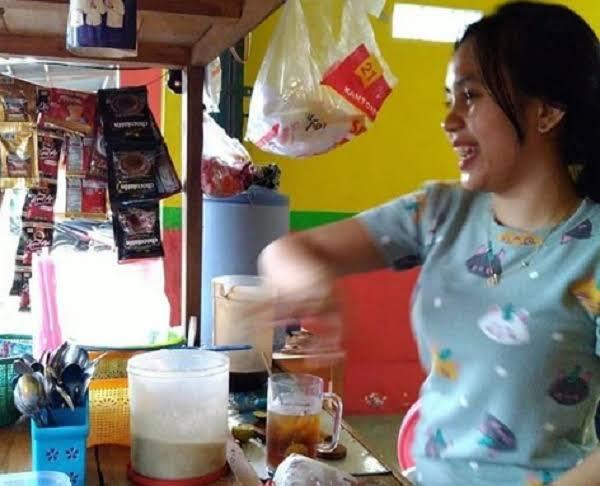 Di Rumah Aja Bikin Banyak Orang Cantik, Jadi Beralih Dagang Depan Rumah.