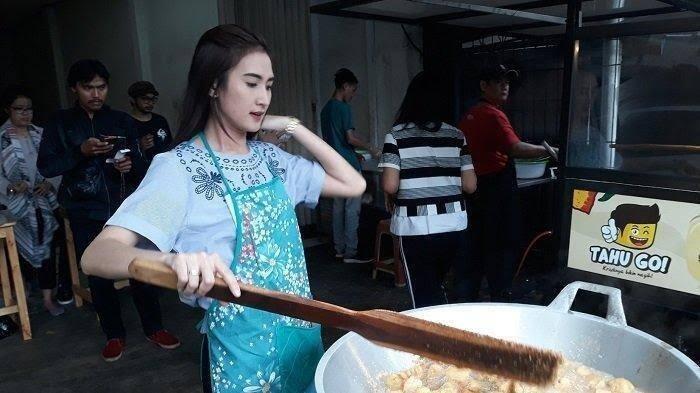 Di Rumah Aja Bikin Banyak Orang Cantik, Jadi Beralih Dagang Depan Rumah.