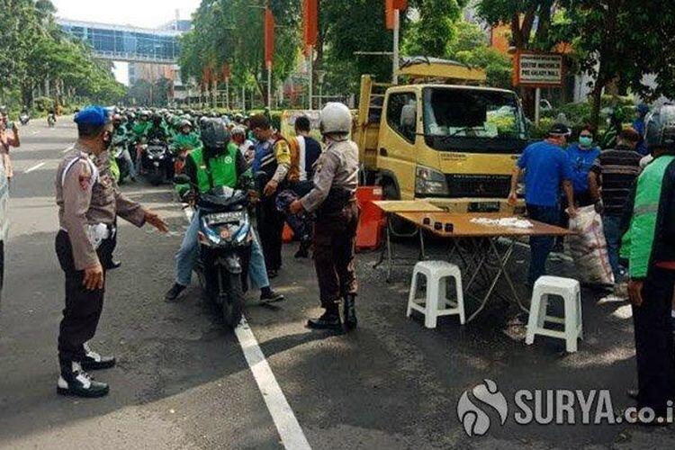 Viral Ojol Tutup Jalan &amp; Hentikan Truk Sembako Setelah Bansos Dibubarkan Polisi