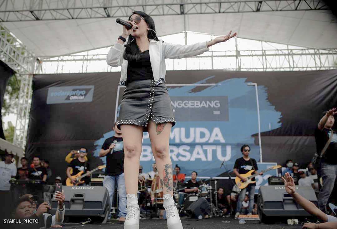 Sosok Syahiba Saufa Artis Cantik Penuh Tatto Yang Memiliki Suara Merdu 