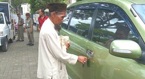 Berkeliaran Sambil Akting Buta, 2 Pasang Pengemis Dicokok Polisi