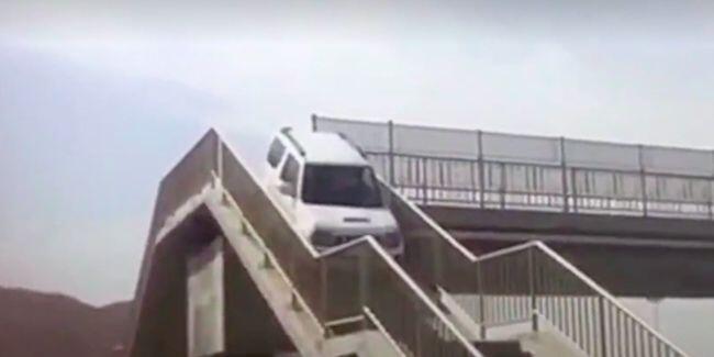 Ampun, Ini Kenapa Mobil Bisa Jalan di JPO?