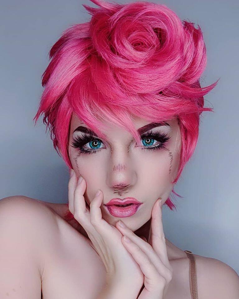 Epic!!! Cosplayer Ini Berdandan Mirip ala Karakter JoJo!