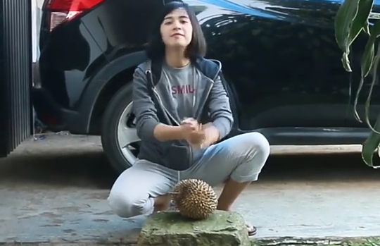 Heboh, Perempuan Mengoyak Durian dengan Tangan Kosong! Siapa Dia Sebenarnya?