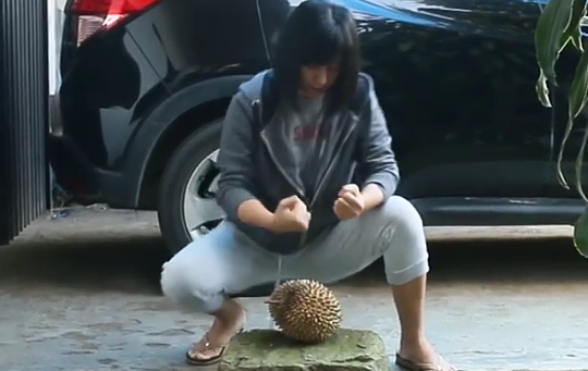 Heboh, Perempuan Mengoyak Durian dengan Tangan Kosong! Siapa Dia Sebenarnya?